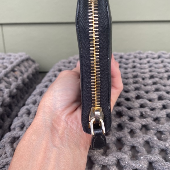 PRADA NERO SAFFIANO LUX WALLET LEATHER IN GOOD CONDITION. ONLY A COUPLE SCUFFS - Picture 9 of 16